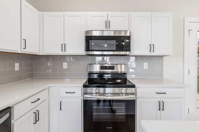 Building Photo - Brand new home in a great location central to all of Tri-Cities