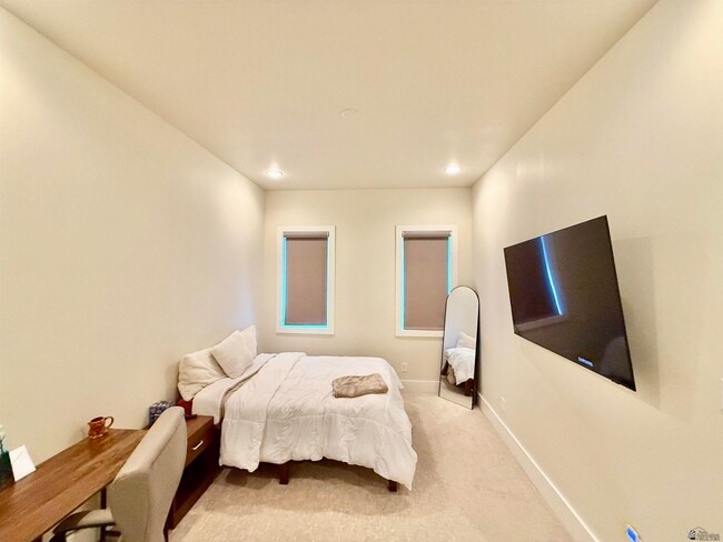 Building Photo - 1330 W Ridgeview Dr