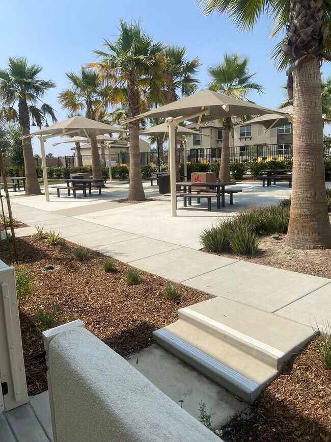 Building Photo - 3 Bedroom 2.5 bath townhouse new community in Ontario