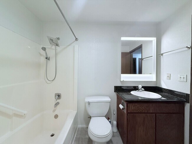 Building Photo - Lovely 2-Bedroom End Unit Condo in Cedarwo...