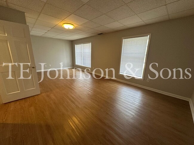 Building Photo - Two Bedroom Condo Convenient To WFU