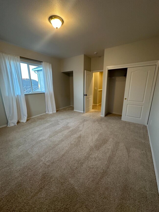 Building Photo - 721 W Fontaine Ln