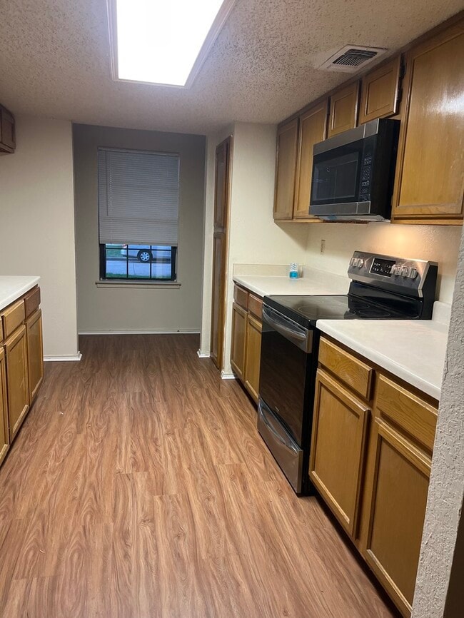 Building Photo - Remodeled 2 bedroom townhouse with loft !