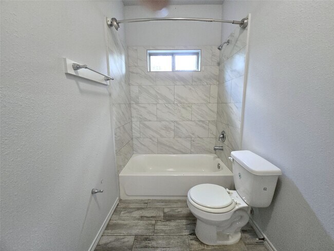 Building Photo - 4410 Larkspur St