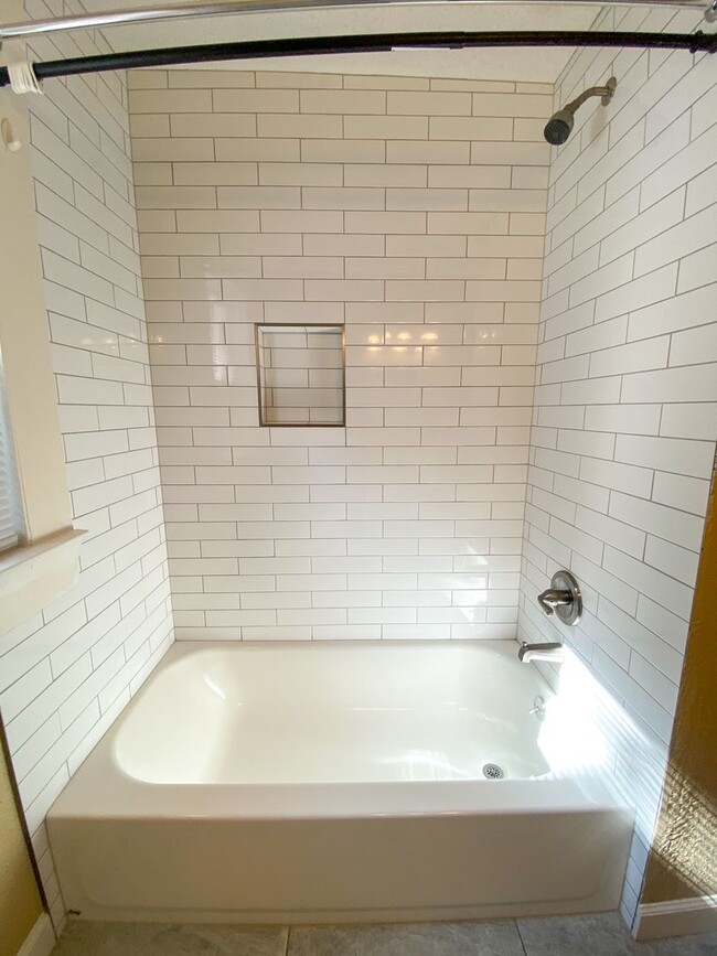 Building Photo - 2 bedroom, 1 bath near Jackson and Maury /...