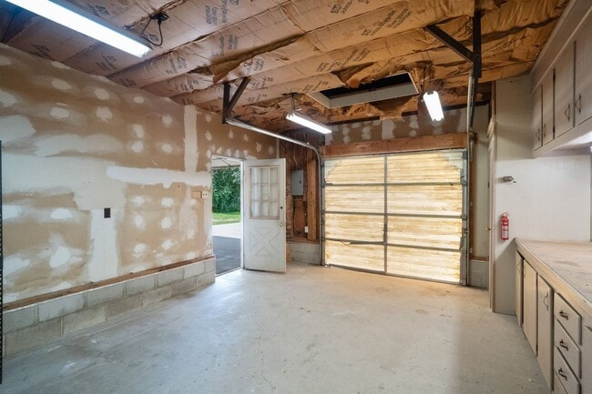 Building Photo - 183 Chestnut Neck Rd