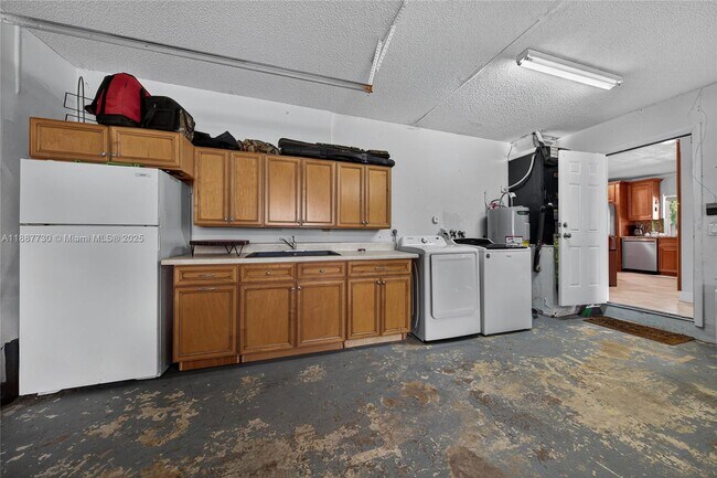 Building Photo - 10751 SW 26th Ct