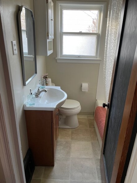 Building Photo - 829 Custer Ave