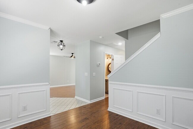 Building Photo - Bright and Airy Three Bedroom Home in Lake...