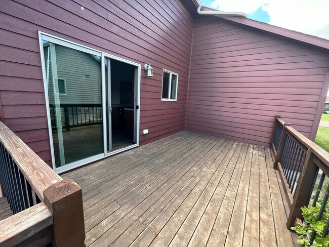 Building Photo - Gorgeous 4 Bed/3 Bath Home in Great Location!
