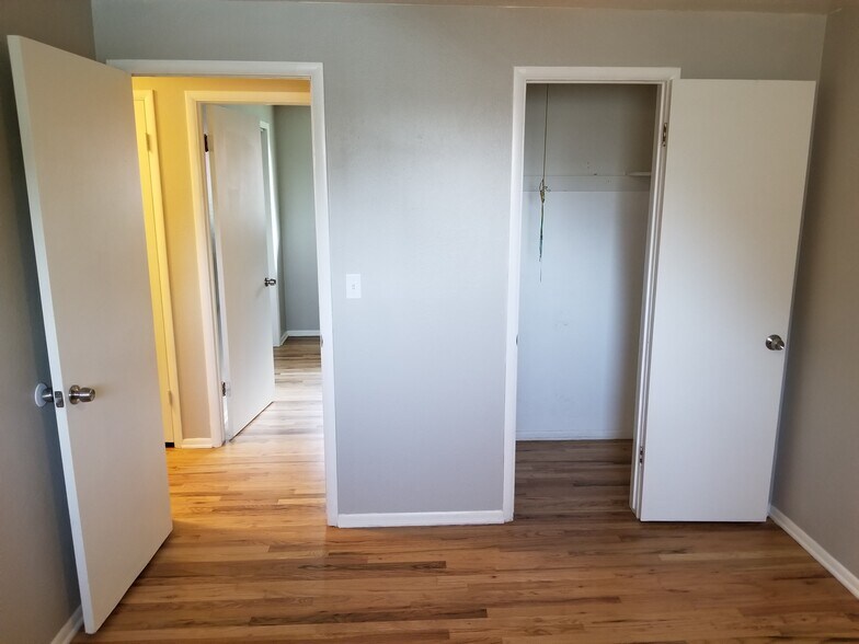 Building Photo - 209 S Hooker St