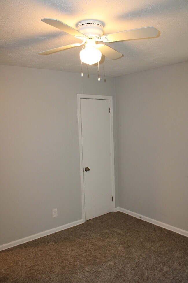 Building Photo - Spacious 3 Bedroom and 1 full bath home in...