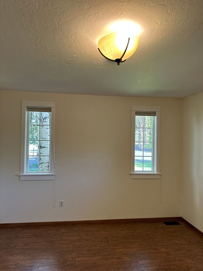 Building Photo - 3 Bed | 2 Bath | 1.17 Acres | Single-Level Home | Mountain Views