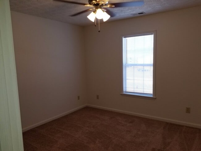 Building Photo - 2 Bedroom, 1 bath apartment