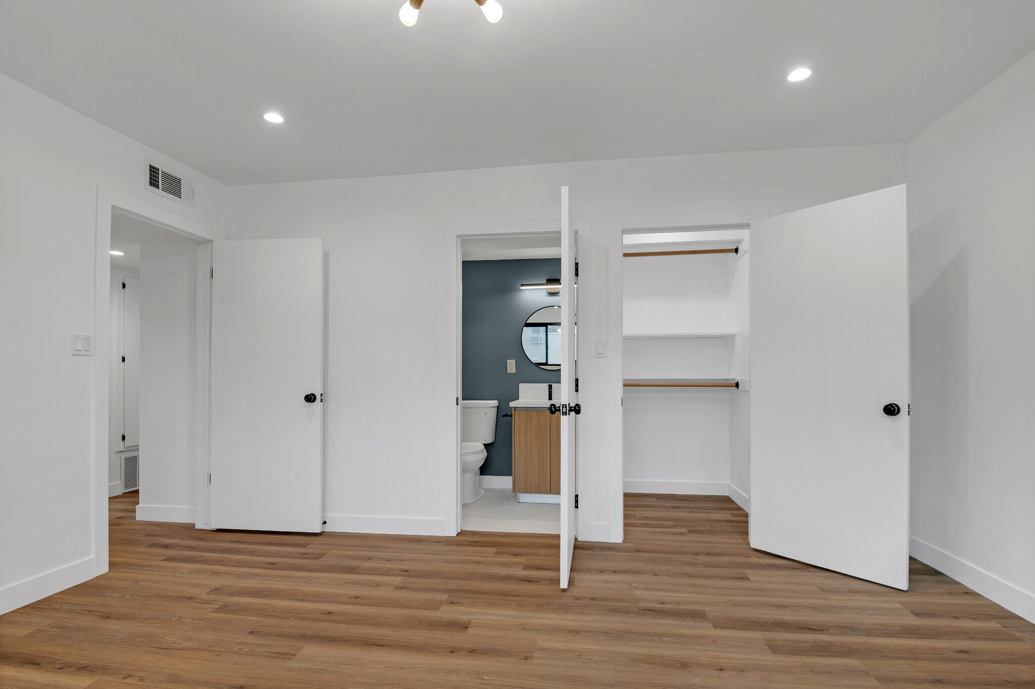 Building Photo - 950 Havenhurst Dr