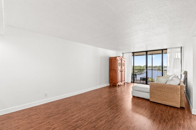 Building Photo - 15 Royal Palm Way