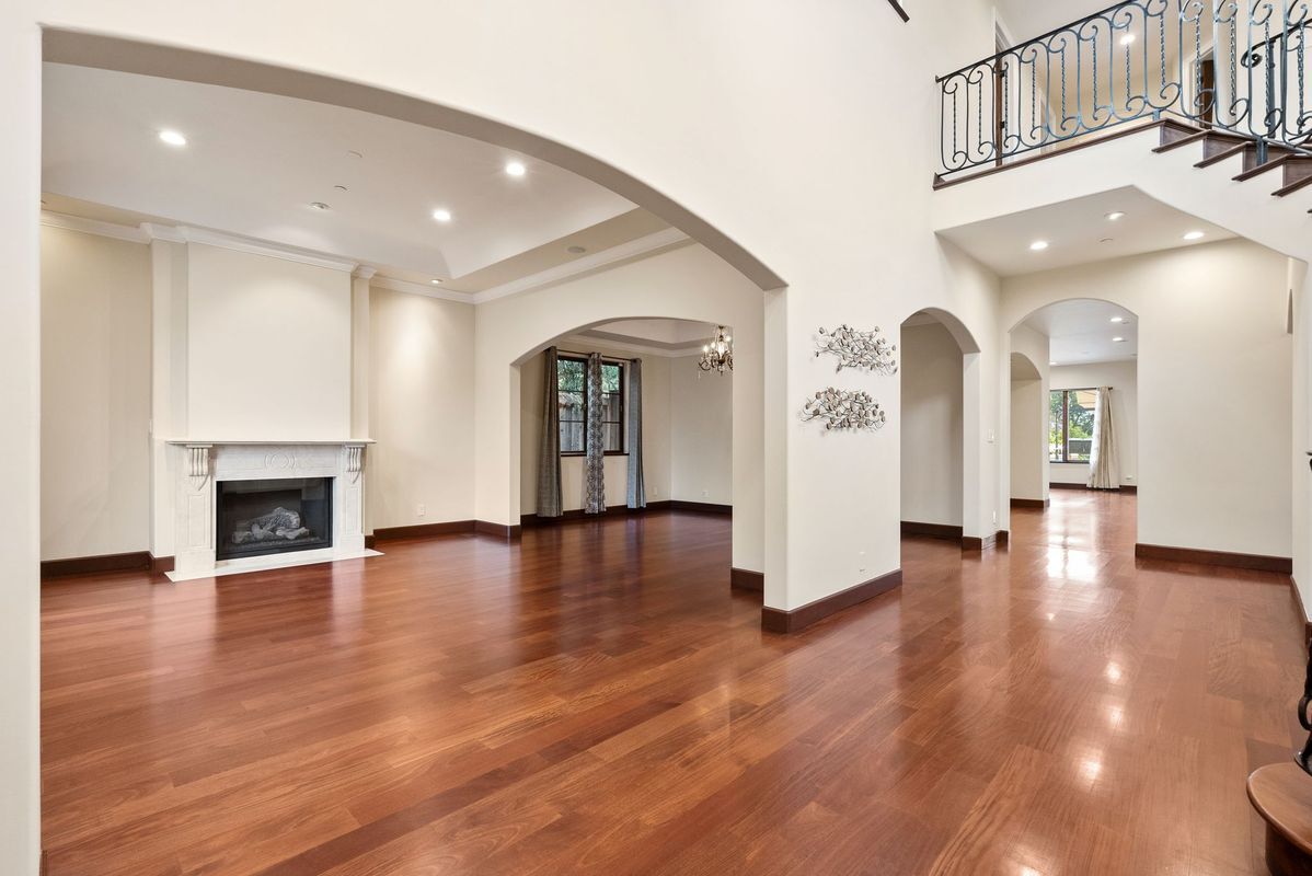 Building Photo - 512 Lakeview Way