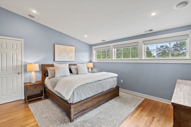 Building Photo - Spacious Kent Home | 6 Bed | 4 Bath | 4,000 Sf | Front Porch + Backyard | Detached 4-Car Garage