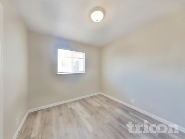 Building Photo - 1126 W Ovington St