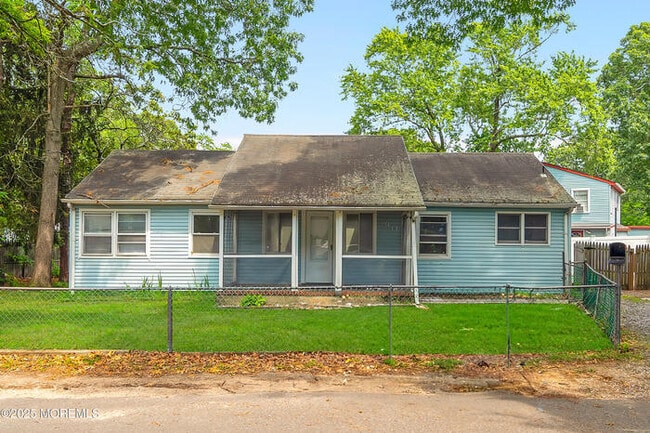 Building Photo - Short distance to beaches, shopping and pa...
