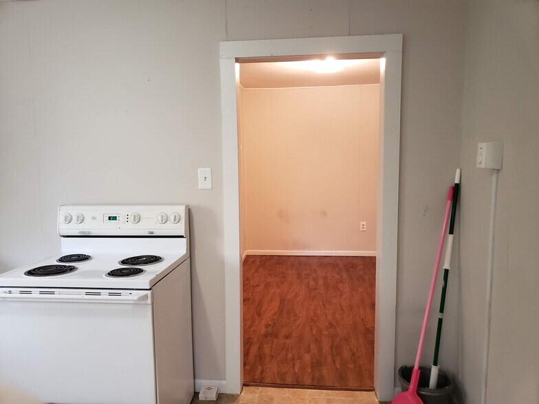 Building Photo - 420 W Hickory St