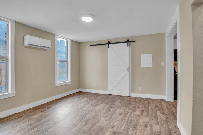 Building Photo - 912 W 13th St