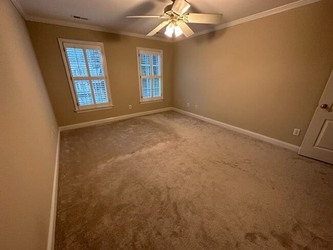 Building Photo - Stunning Townhome - Irving Park