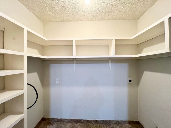 Building Photo - 9317 Pagewood Ln