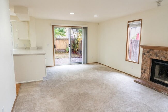 Building Photo - 3bd/2.25ba Sammamish House