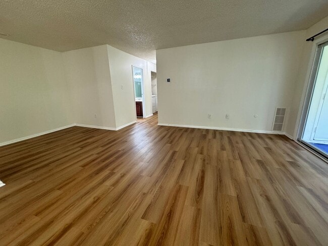 Building Photo - TWO BEDROOM TOWNHOME