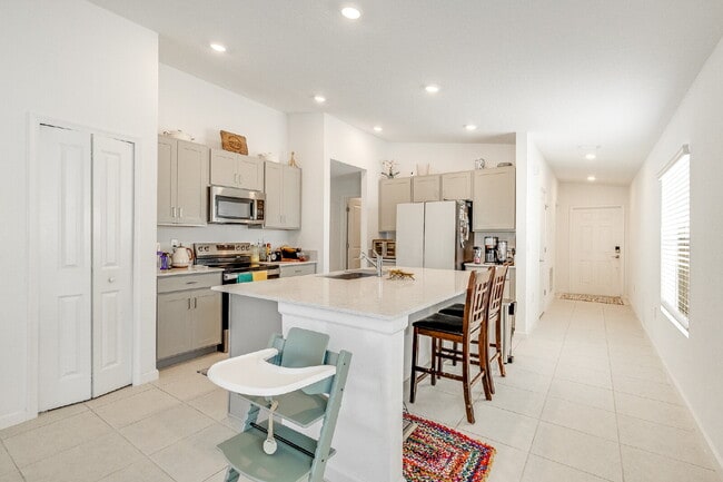 Building Photo - 3/2 in gated Tillman Lakes!