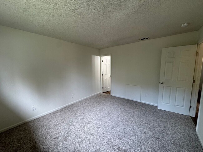 Building Photo - HOUSE FOR RENT