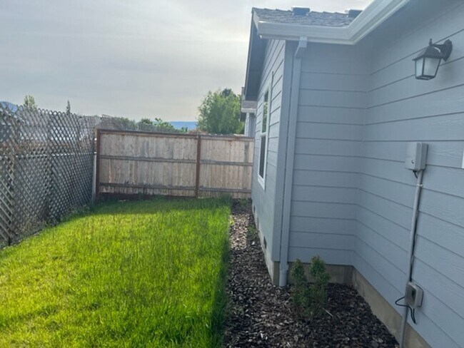Building Photo - 3 BEDROOMS SINGLE LEVEL HOME