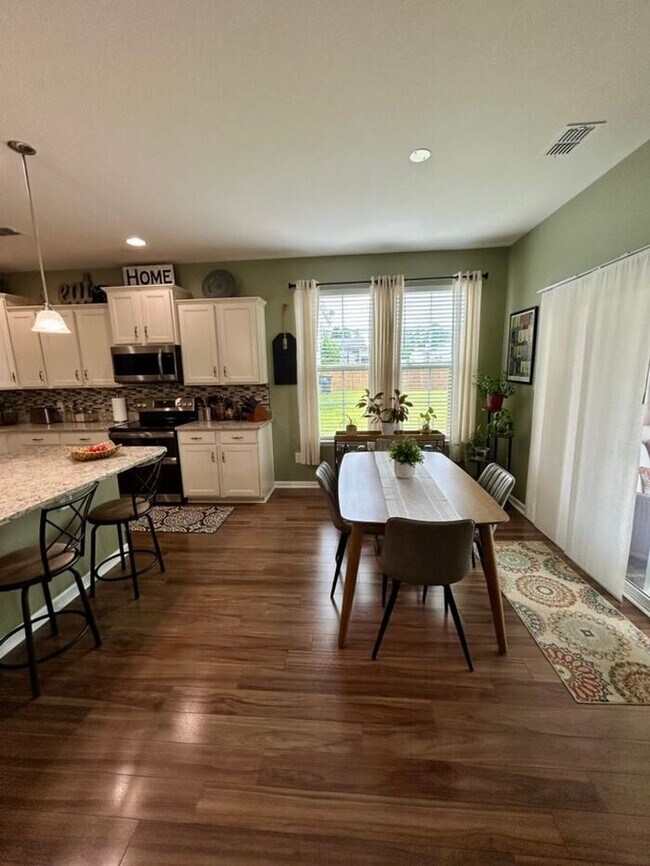 Building Photo - **Beautifully Maintained 3 Bedroom Home with Study, Screened Porch & Fenced Yard**