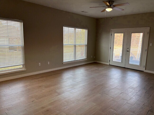 Building Photo - Move in Special $260 off first months rent!!!