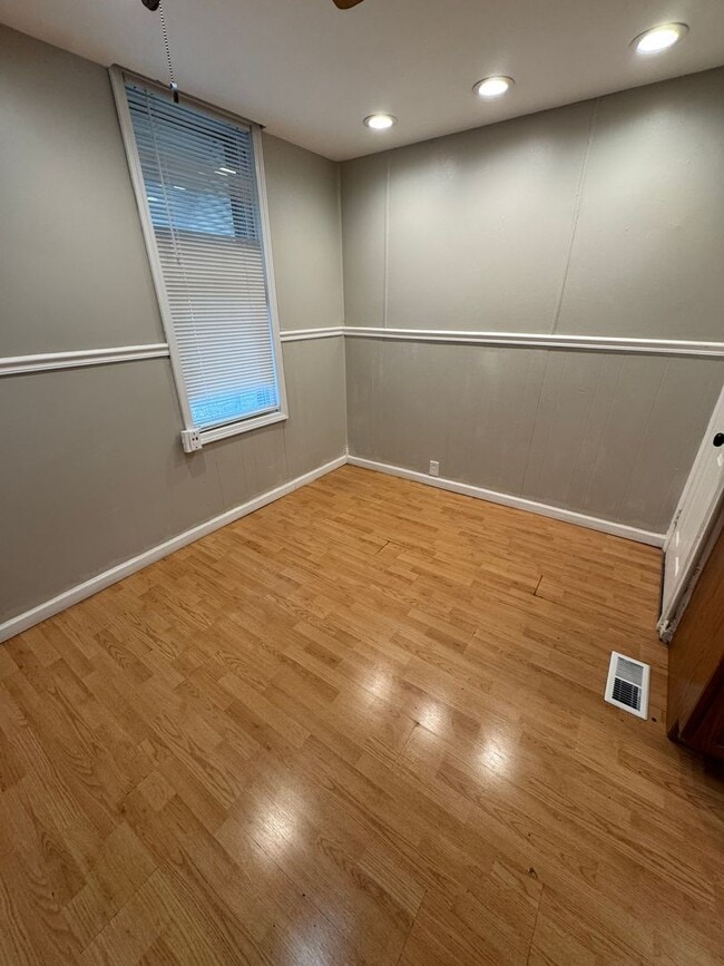 Building Photo - Spacious 1 Bedroom House Near Highway 55