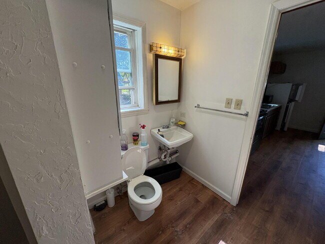 Building Photo - Great One Bedroom Furnished Apartment in H...