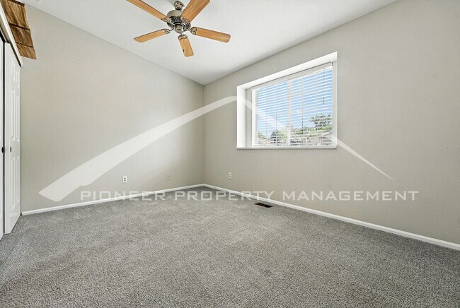 Building Photo - Spacious Condo with Washer/Dryer and Centr...