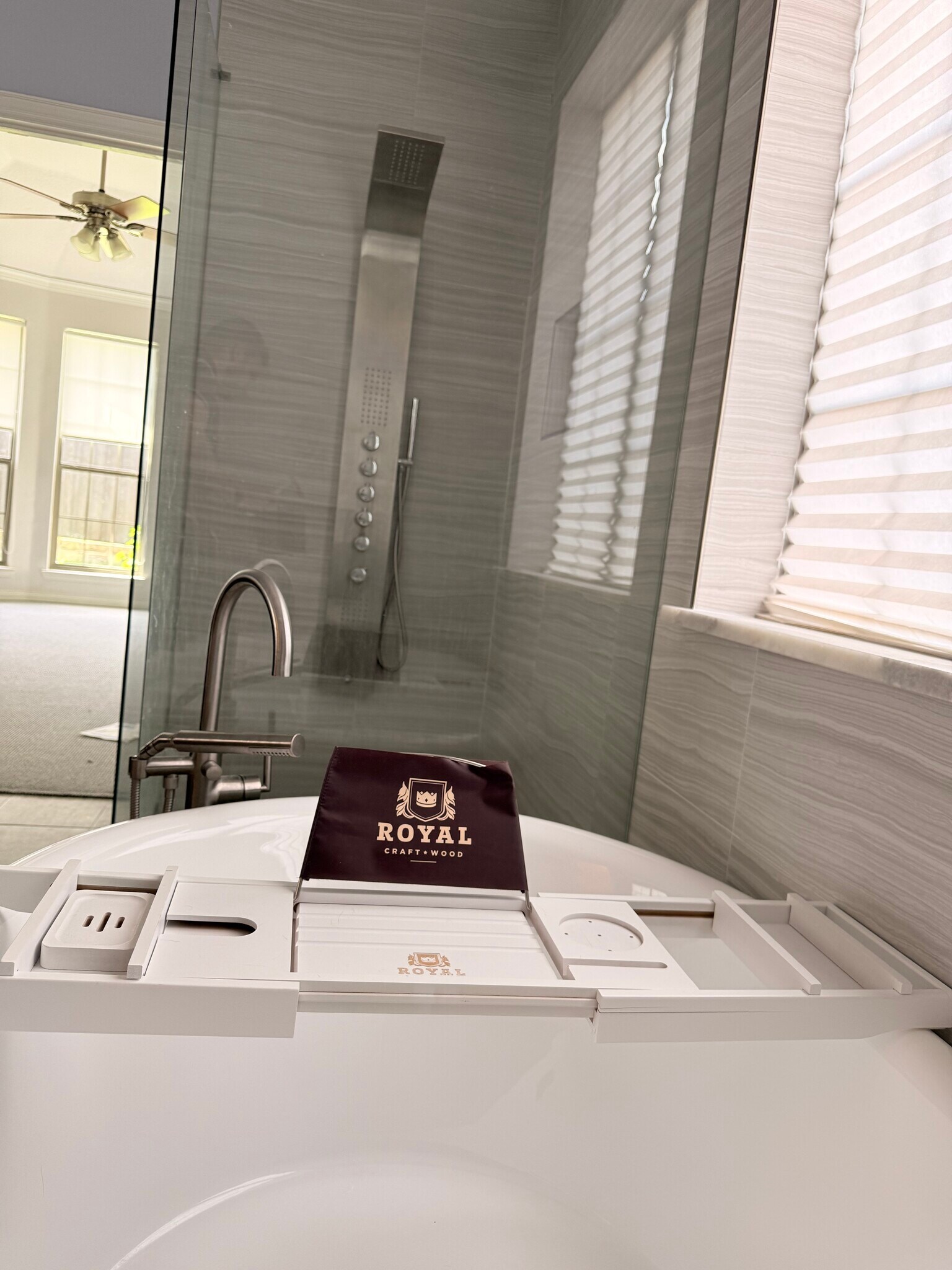 Garden tub - 2489 Yuma Dr