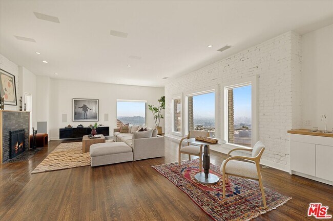 Building Photo - 2700 Glendower Ave