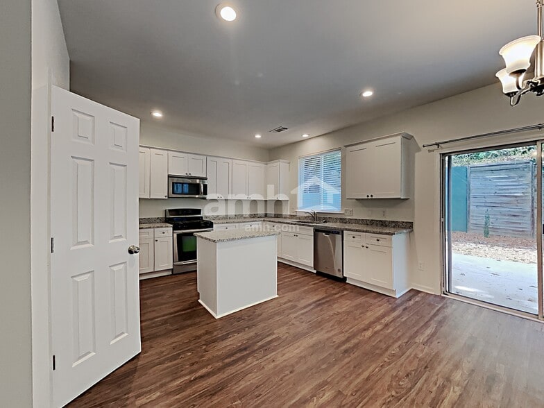 Building Photo - 407 Howell Crossing