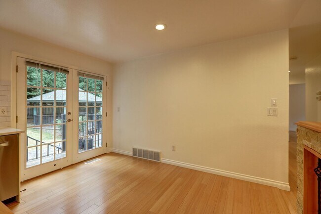 Building Photo - Stunning 3BR 1.75 BA Sammamish Home.  Rece...