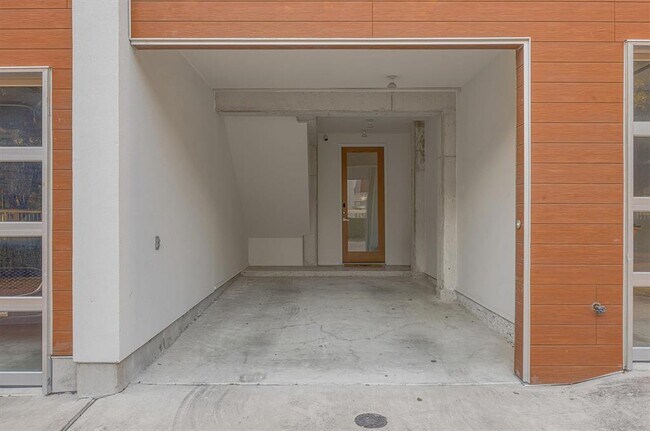 Building Photo - 2301 S 5th St