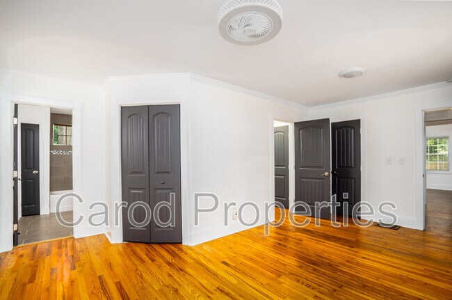 Building Photo - 3338 Eastway Dr