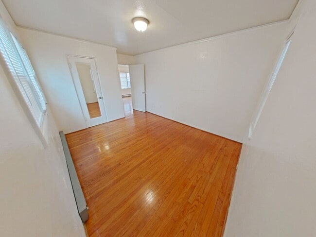 Building Photo - 3 Bedroom Campus House
