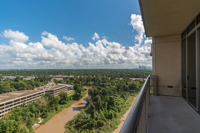 Building Photo - 7 Riverway Dr