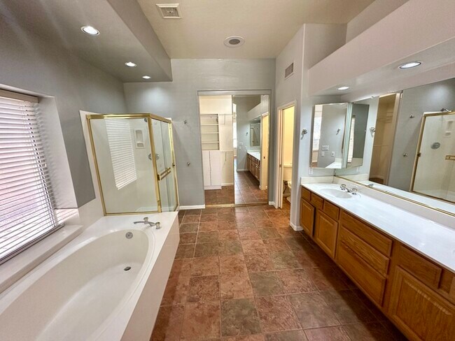 Building Photo - Spectacular Club West Executive home on co...