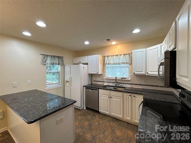 Building Photo - 12402 Bluestem Ln