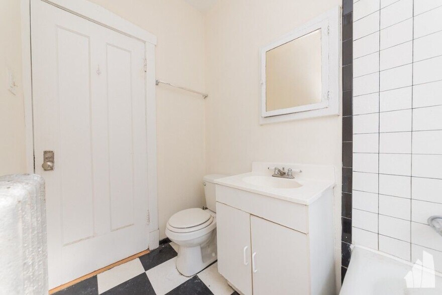 Building Photo - 1831 W Foster Ave