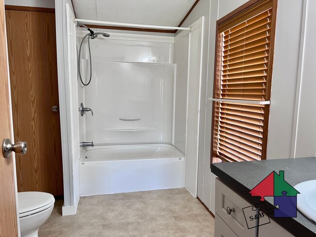 Building Photo - Your Dream Home Awaits: Spacious 3-Bedroom...